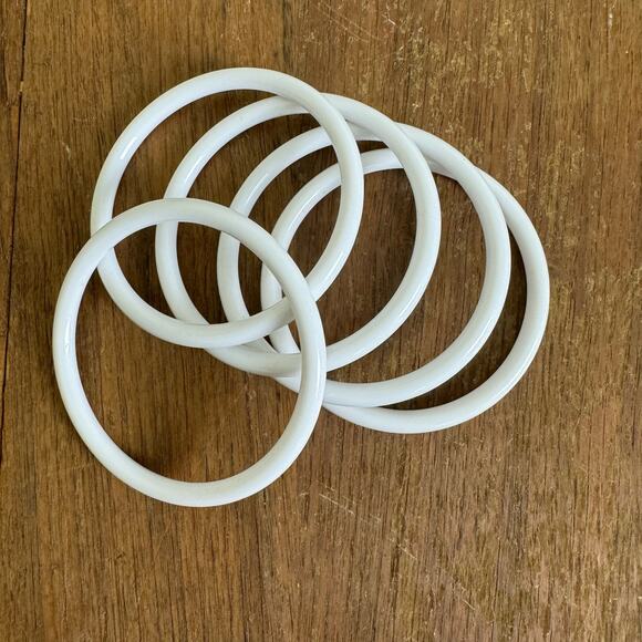 Set of 5 White Plastic‎ VINTAGE 80s 90s layering bangle bracelets - Picture 1 of 2